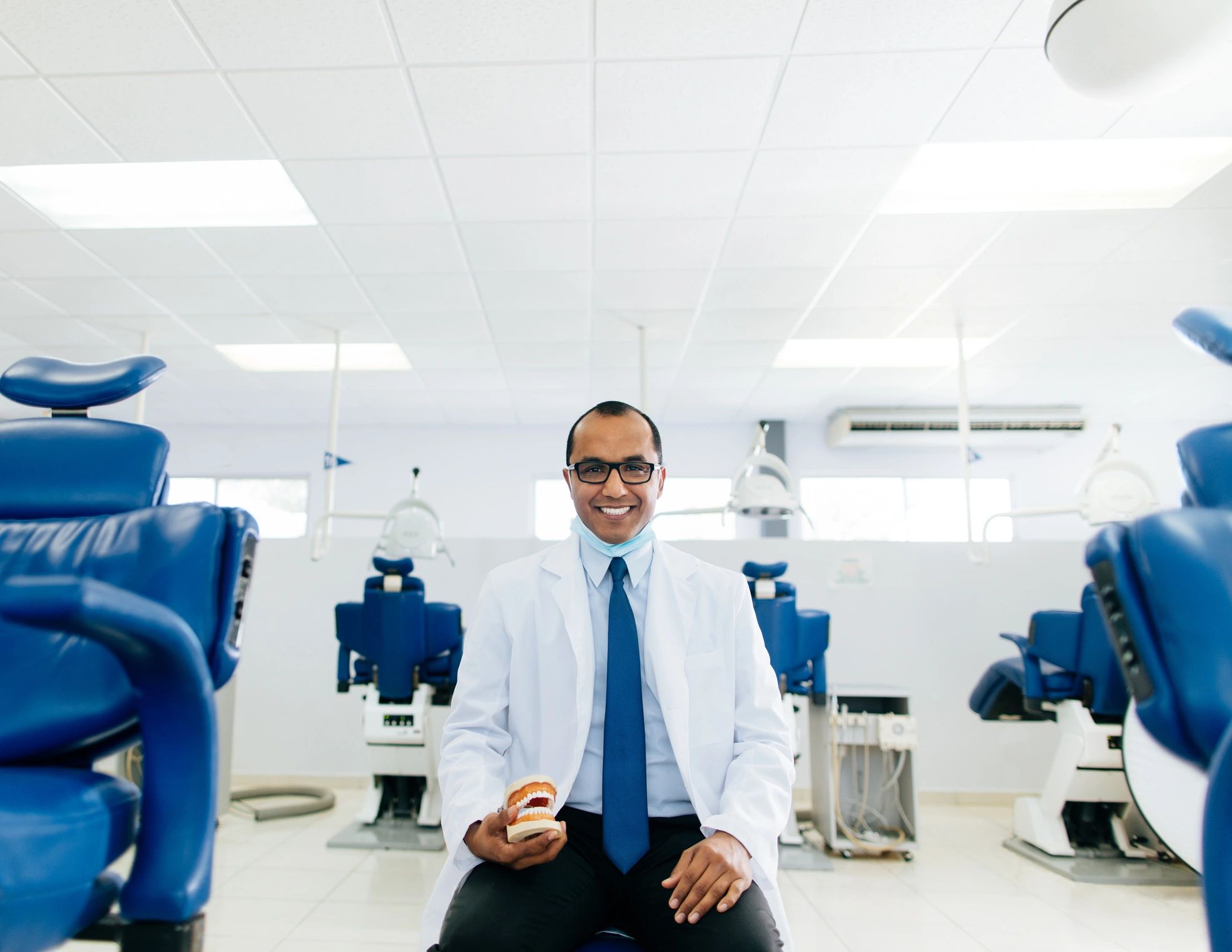 Dentista apresentando solução de implantes dentários