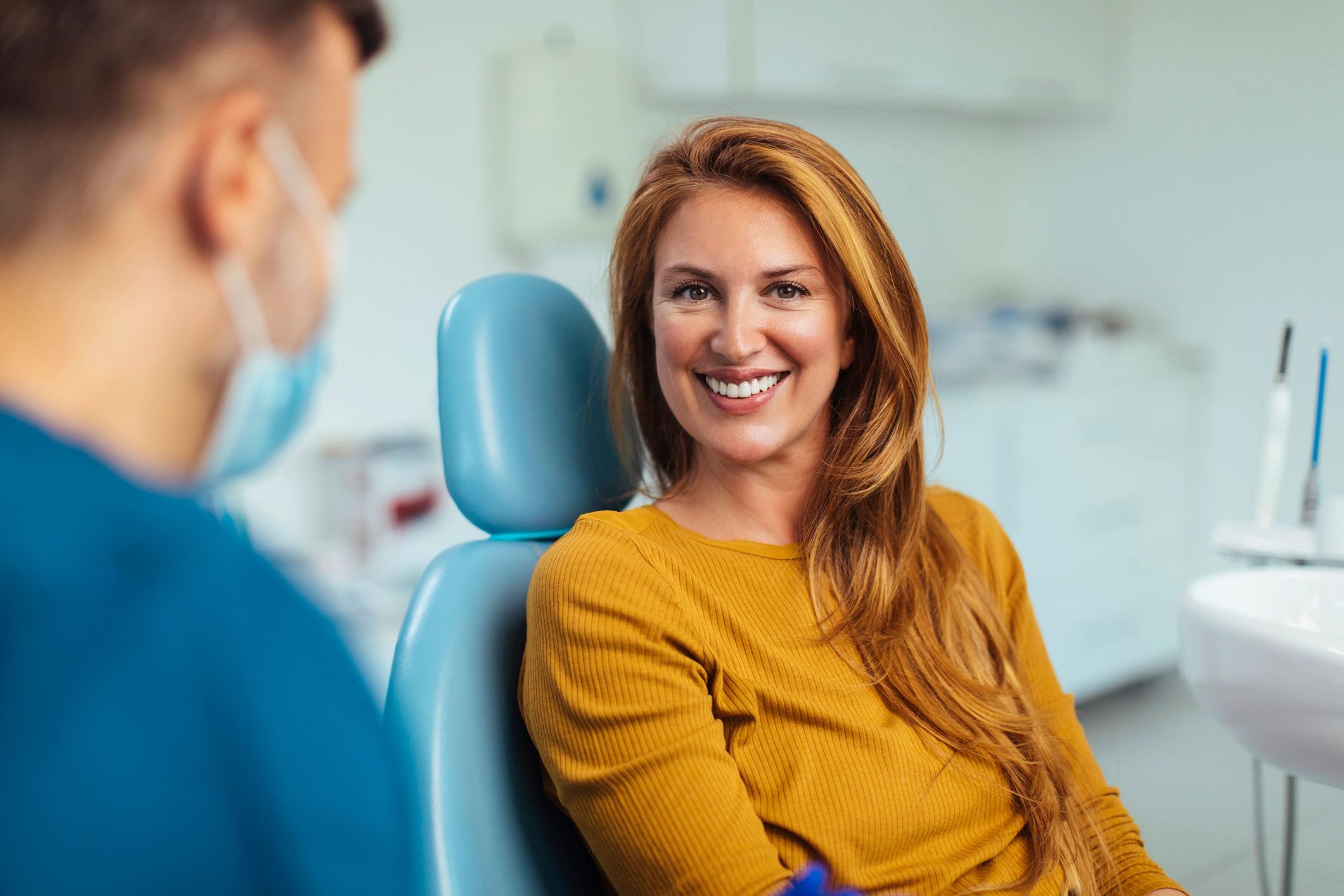 Paciente sorrindo após consulta odontológica